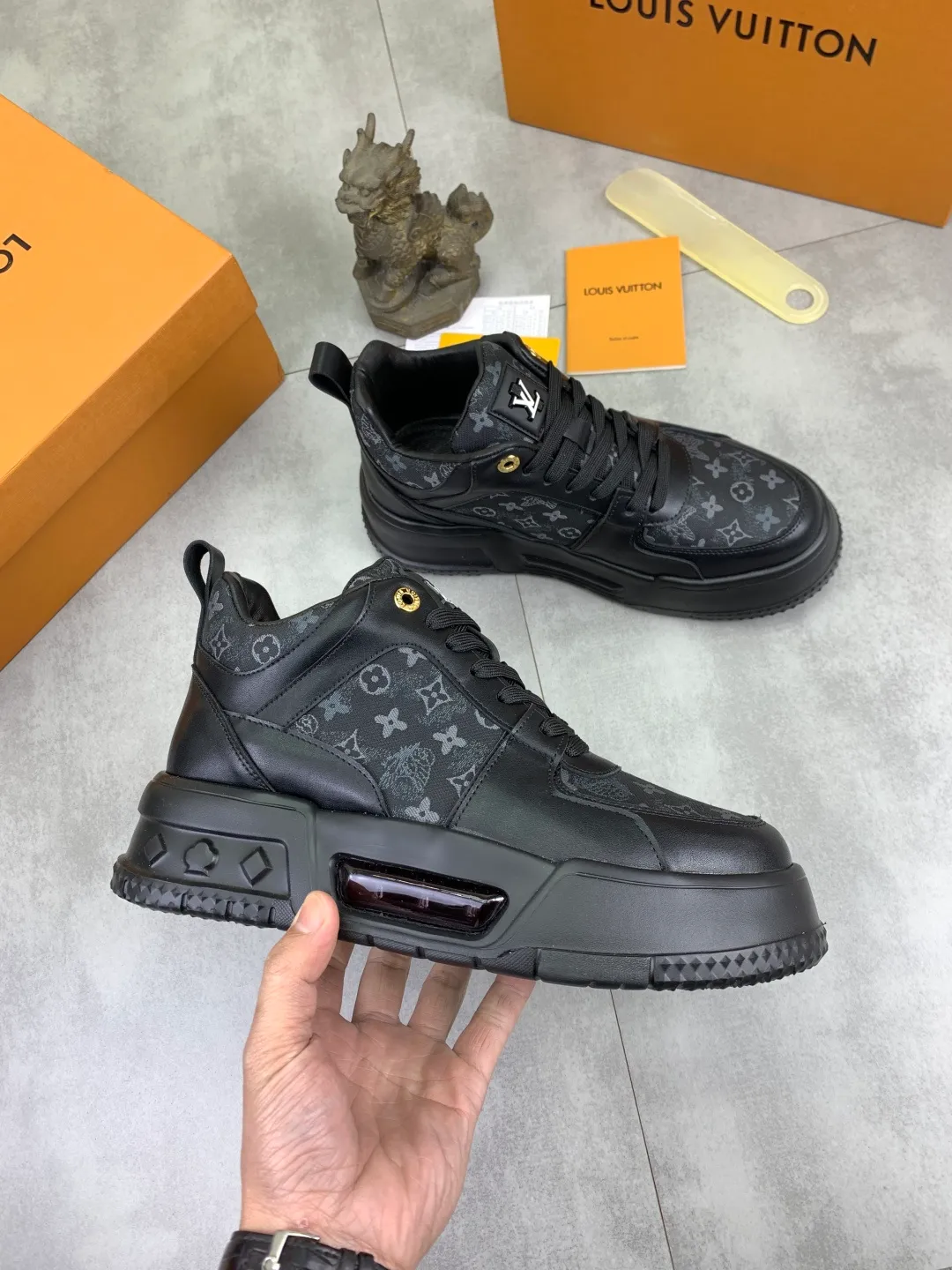 Men's men's shoes 💰P440 new style 💶【LOUIS VUITTON) new high top🍀LV Louis Vuitton *—— LV classic high top trendy shoes! Made of imported original soft calfskin, water-dyed pigskin lining. Original wear-resistant rubber outsole! High quality products! Code number: 38-44 Color: 2️⃣colors available